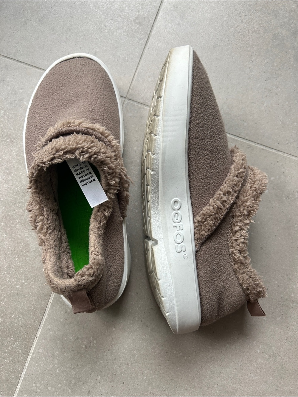 OOFOS Plush-Lined Slip-On Slippers in Taupe Brown